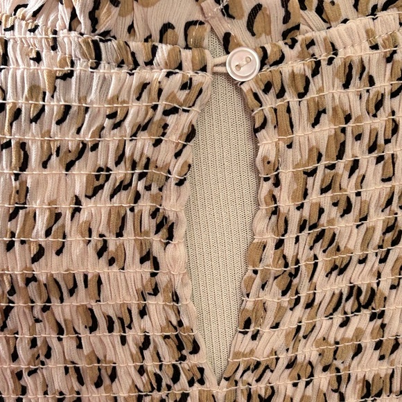 Express women’s size, medium, cheetah, print, shirred puff sleeve blouse - Picture 5 of 10